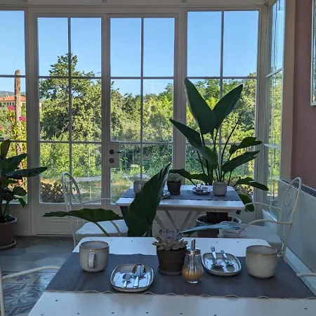 Oda ve Kahvaltı Sarita 4*